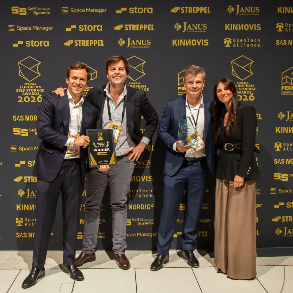 Fotografía de la entrega del premio Expansion or Conversion of the Year 2026 a Storemore Hortaleza, con el diploma y el trofeo.