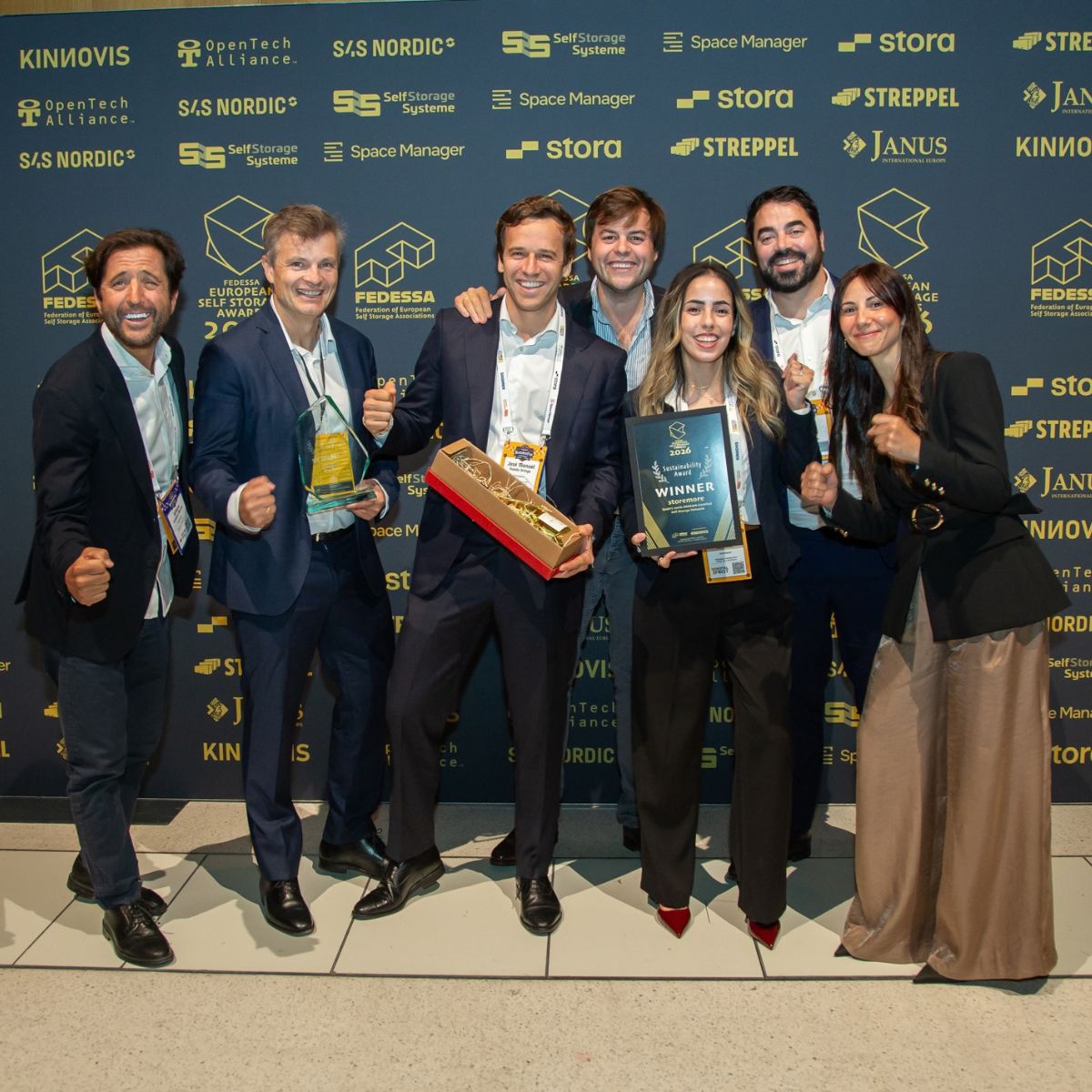 Fotografía de grupo durante los FEDESSA Industry Awards 2026 en Wiesbaden, con el diploma del Sustainability Award concedido a Storemore.