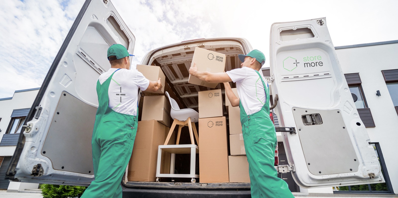Equipo de Storemore cargando cajas y muebles en la furgoneta de mudanzas